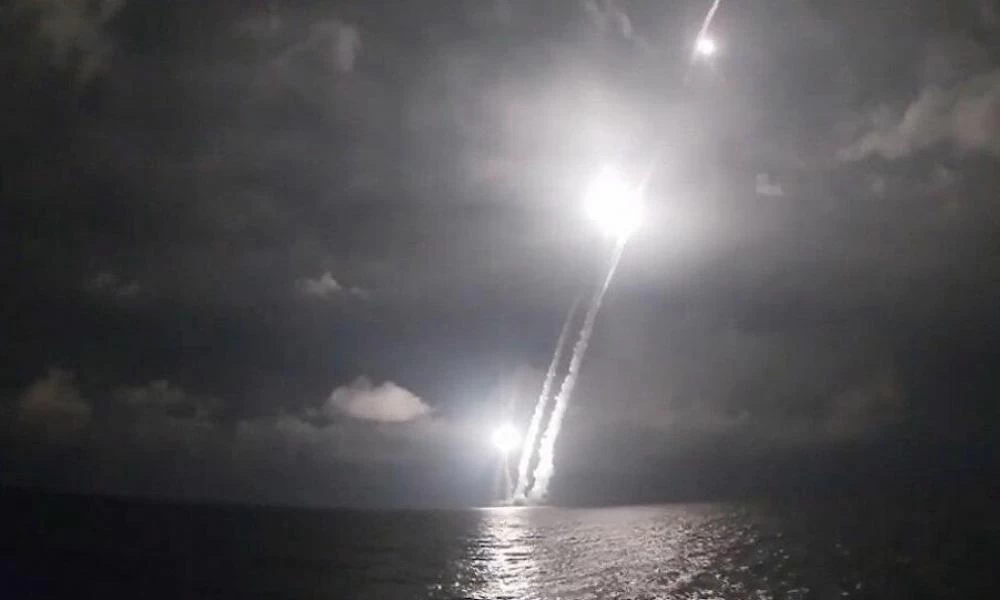 Εκτόξευση βαλλιστικών πυραύλων από ρωσικό πυρηνοκίνητο υποβρύχιο τελευταίας γενιάς (βίντεο)